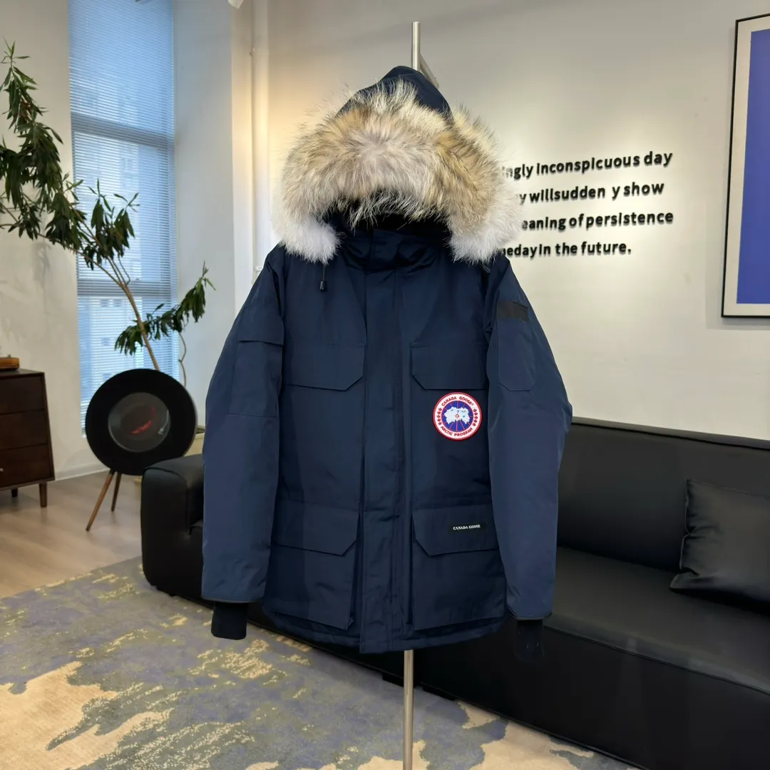 P800 Canada Goose "Canada Goose"🇨🇦 Beichen White / 08 Expedition Parka 4660M Product color: black, off-white, red, sand pink, sky blue, graphite gray, Beichen white, navy blue, sky blue, gray camouflage gray black label Product size: XS, S, M, L, XL, XXL The Expedition was originally a parka designed for scientists at the McMurdo Research Station in Antarctica. Whether your next journey takes you into the frozen urban jungle or across uncharted ice fields, wear Canada Goose's Expedition Parka and get proven results year after year in Antarctica by the National Science Foundation's Center for Polar Research.  Material list: 1⃣ Uses Y-shaped Velcro imported from Taiwan (exclusive in the market) 2⃣ Uses 18-count polyester-cotton blended fabric imported from South Korea (authentic synchronized fabric) 3⃣ National standard 80% white duck down, (zp uses 80% white duck down/90% of all boasts are fake) 4⃣ Western Canadian coyote hair (non-market dyed fox hair filled with wolf hair) Material analysis characteristics: 1⃣ The original/polyester-cotton fabric has a high polyester fiber content, and the polyester-cotton fabric has high heat and light resistance and good stability. It has bright colors, high fiber strength, durability, light resistance, heat resistance, and straightness. 2⃣ As we all know, the original version uses 80% white duck down. The fill power refers to the cubic inches of volume occupied by each ounce (30 grams) of down under certain conditions. If one ounce of down occupies 500 cubic inches, the fill power of the down is 500. So we can simply understand it as: fill power is the volume of down, and the volume of down is fill power. The higher the fill power of down, it means that under the same filling amount, down can fix a larger volume of air layer to keep warm and insulate, so the warmth retention of down is better. 3⃣ Western Canadian coyote hair, "large range of selected neck hair" is soft and fluffy, each wolf hair is 60-63 long / 14-16 wide at the peak, this width + preferred parts. It is basically unmatched by the same industry